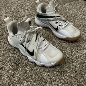 Women’s nike hyper set volleyball shoes